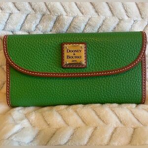 Dooney and Bourke continental clutch in Kelly green 💚💚💚